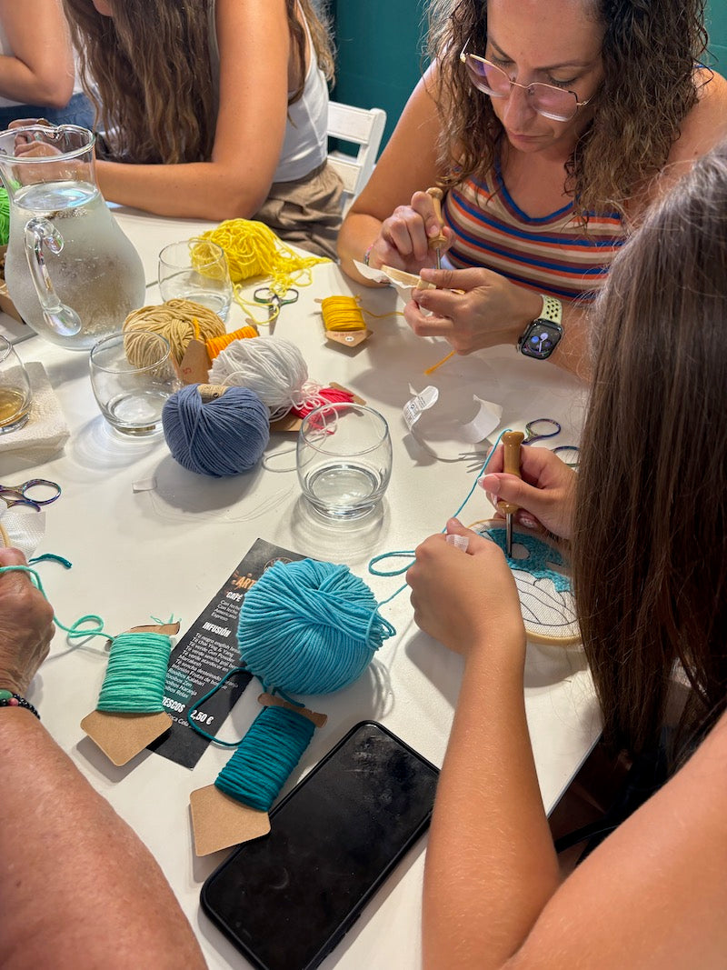 Mini taller de bordado punch needle