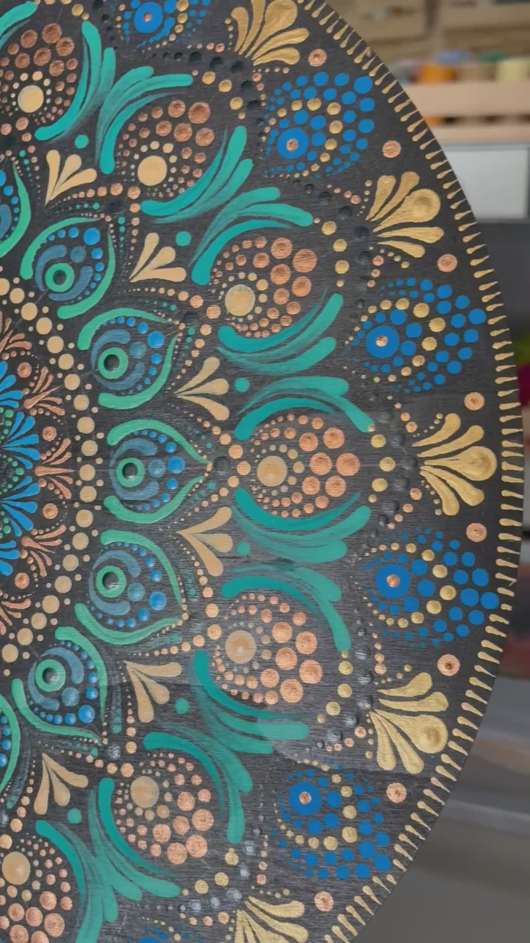 Mandala artesanal sobre madera · 40 cm · Pintado a mano con acrílico